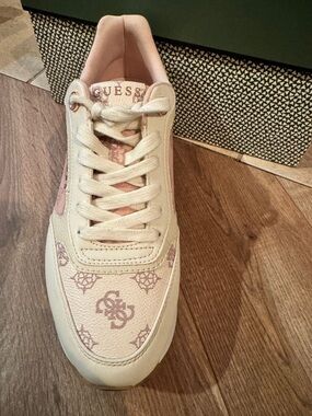 GUESS Cream and Light Pink Logo Low-Top Sneakers
